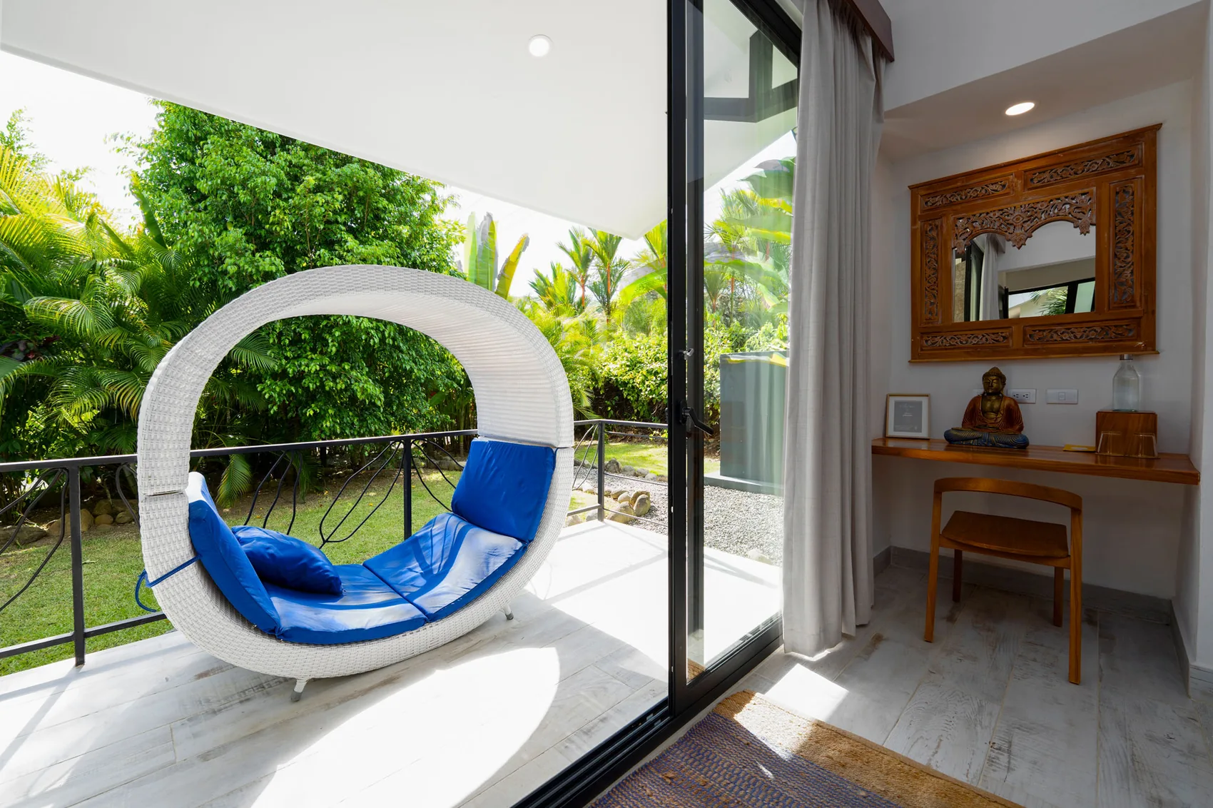 Perezoso terrace with suspended pod chair